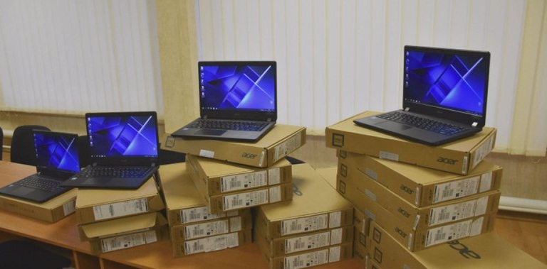 Харьковские школы получили 1530 ноутбуков для учителей